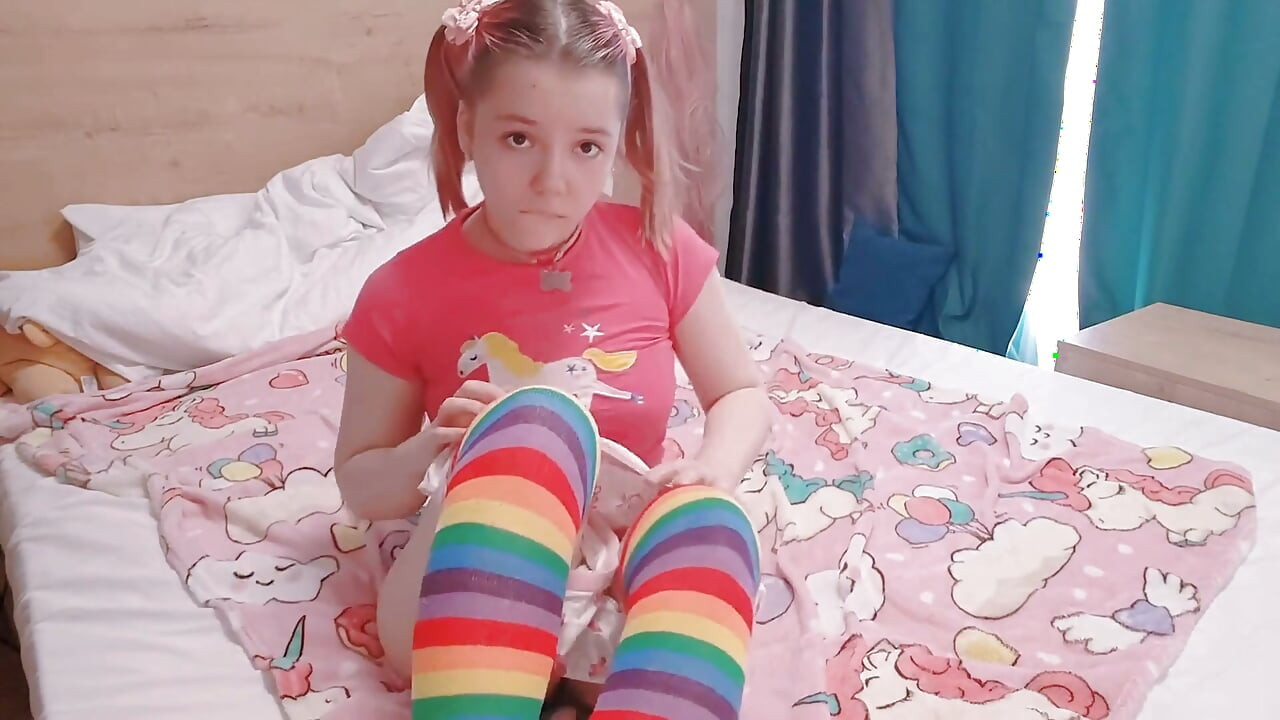 Εξαιρετικά μικροσκοπική έφηβη που μόλις έγινε ενήλικη βγάζει το χαριτωμένο εσώρουχό της και τρίβει το νεανικό της μουνί