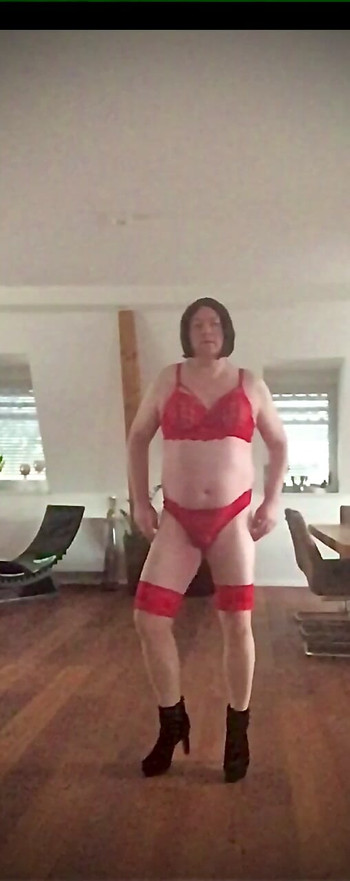 ニッキー・クロスドレスのセクシーな赤。ストッキングとランジェリー