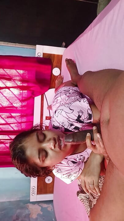 Tan pronto como vio a su cuñado, la cuñada se quitó la ropa y se puso a chuparlo.