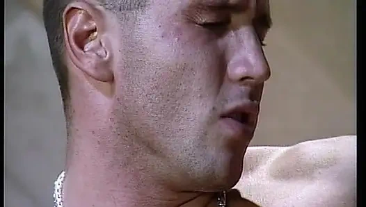 Erstaunliche brünette wird von einem großen, harten schwanz gefickt, der auf ihren mund kommt