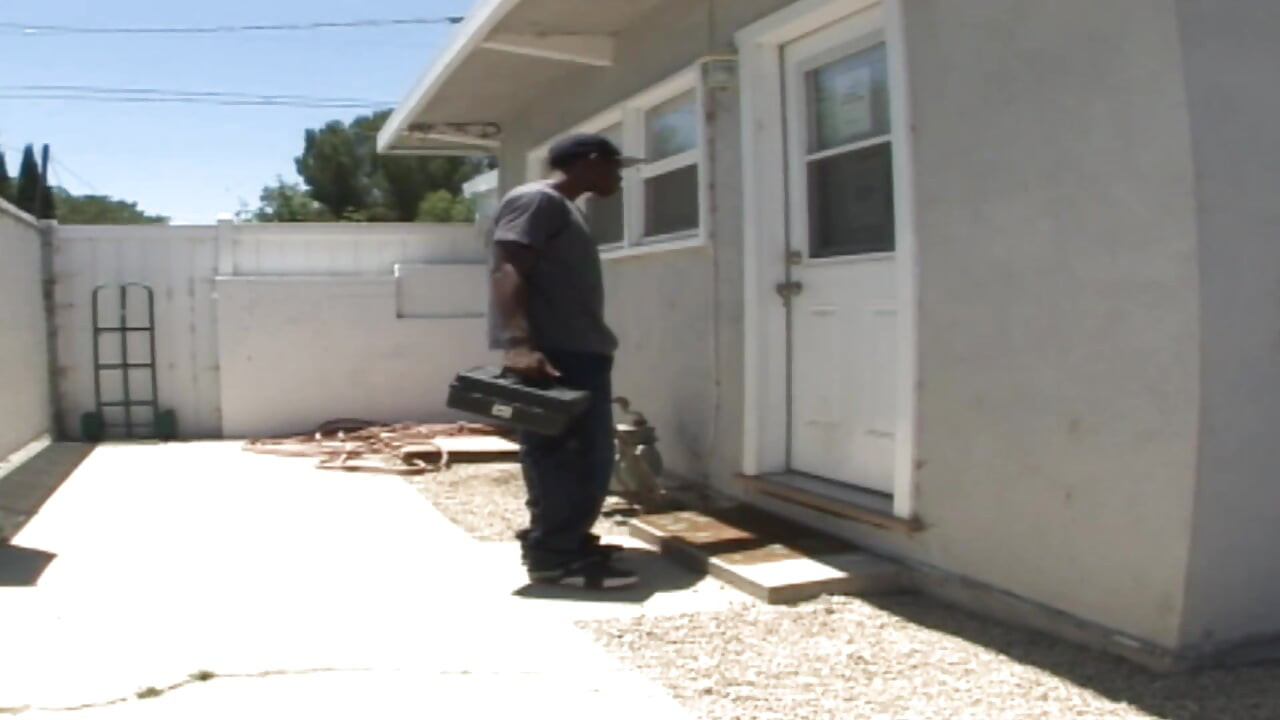 La encantadora coño mojado del joven espera de par en par para una gran follada dura