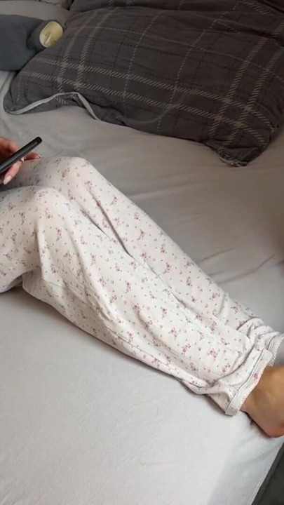 Mia Cute białe skarpetki i sperma na podeszwie stóp | Klip 1