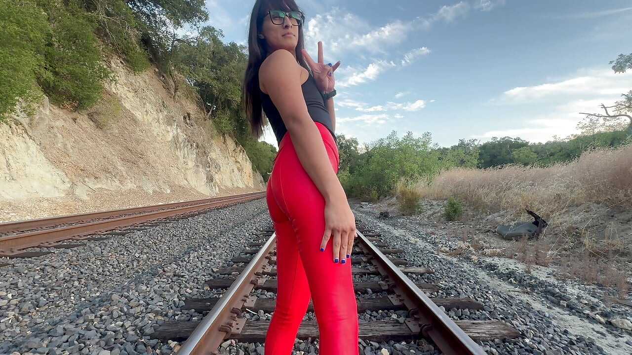 Surra na bunda de látex vermelho