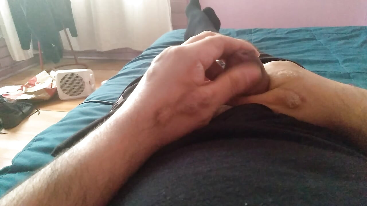 Un garçon accro au sexe touche son gros pénis