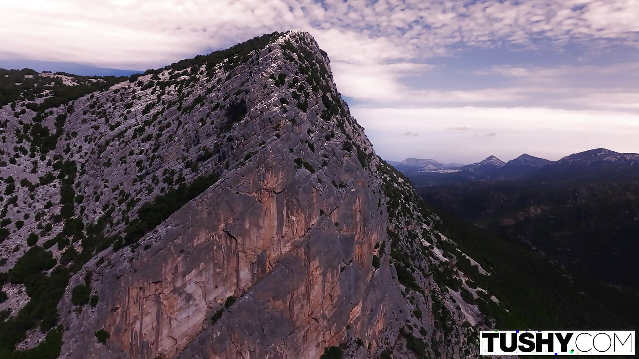 TUSHY أودري ريد ذات الشعر الأحمر المشاكسة تضع رجلها على المحك في مغامرة شرجية عاطفية في الهواء الطلق