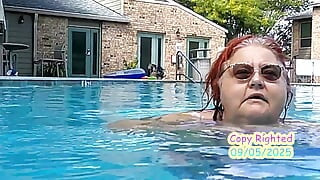 Medicinska sestra Vicki modelira svoj novi bikini pored bazena i tada ti pokazuje