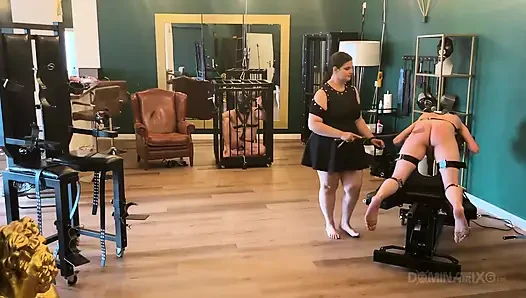 Dominatrix zindanında sidik sırılsıklam bağlı köleler