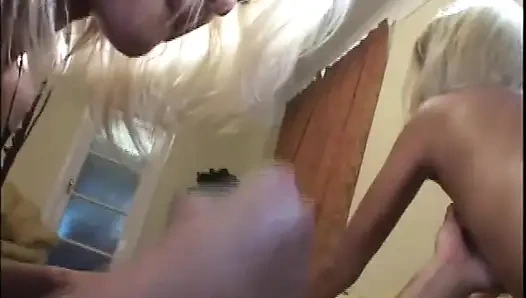 Büyük memeli iki sıska kız sikilirken eğleniyor