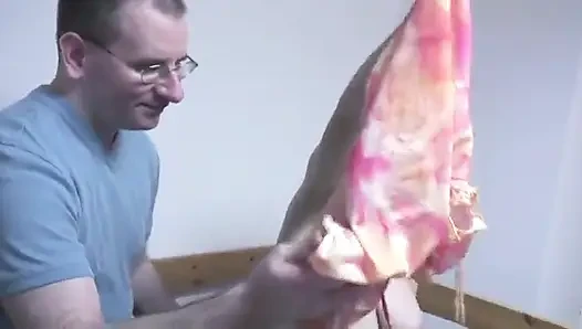 Vollbusige schönheit bekommt ihre muschi vom aussenseiter mit brille gefickt