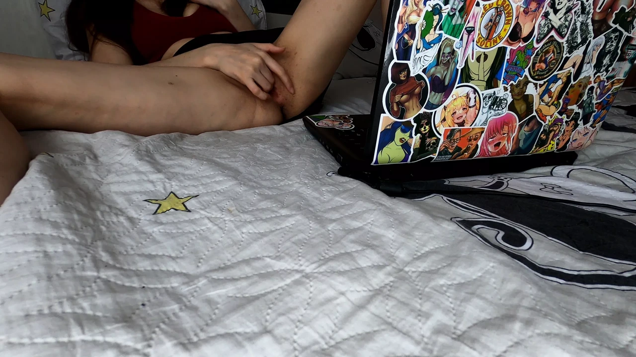 宝贝放学后决定观看色情片并自慰