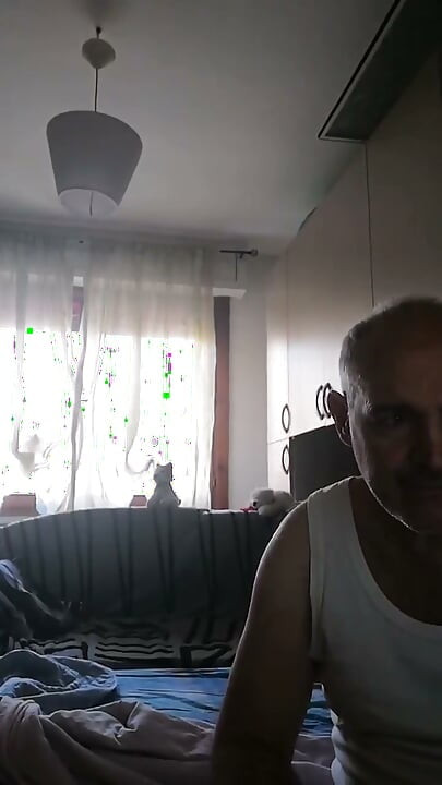 Mă masturbez uitându-mă la un videoclip erotic cu un prieten de-al meu!