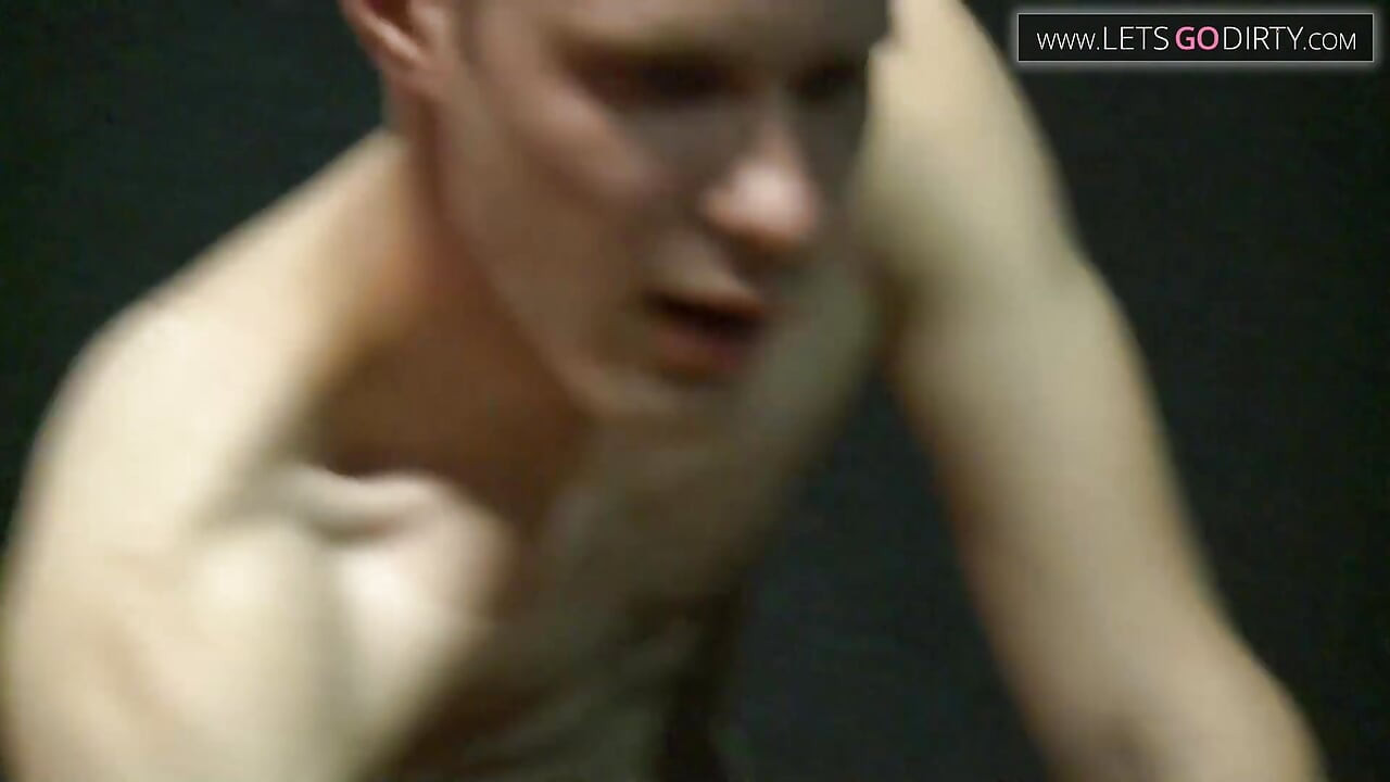 Jalang bertatu membongkok semasa dia dikongkek semasa menghisap zakar besar