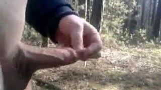 Auto masturbación con la mano en el bosque