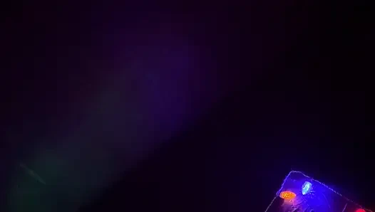 Alternative-mädchen befriedigt sich mit rosa spielzeug