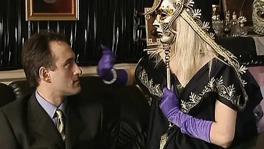 Boneka pirang Jerman yang indah menikmati seks anal sensual