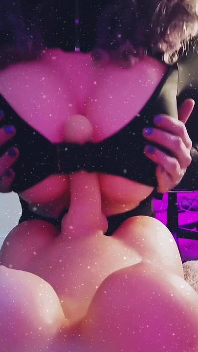 Твоята гледна точка: Връщаме се при моята след нощно излизане, играя си с твоя кур, правя те супер твърд, преди да го омекотя между тях