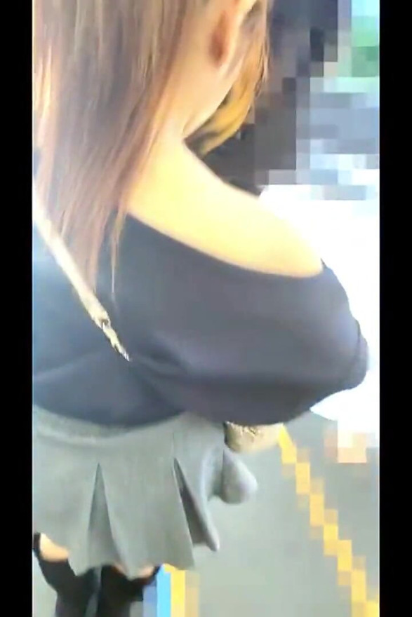 Cewek semok ini lagi asik ngentot strap-on sampai lubangnya menggoda! Fingering memeknya bikin cewek ini menjerit, edisi khusus!
