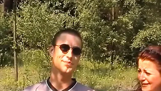 Тинка поскакала и сосать член на публике в любительском видео