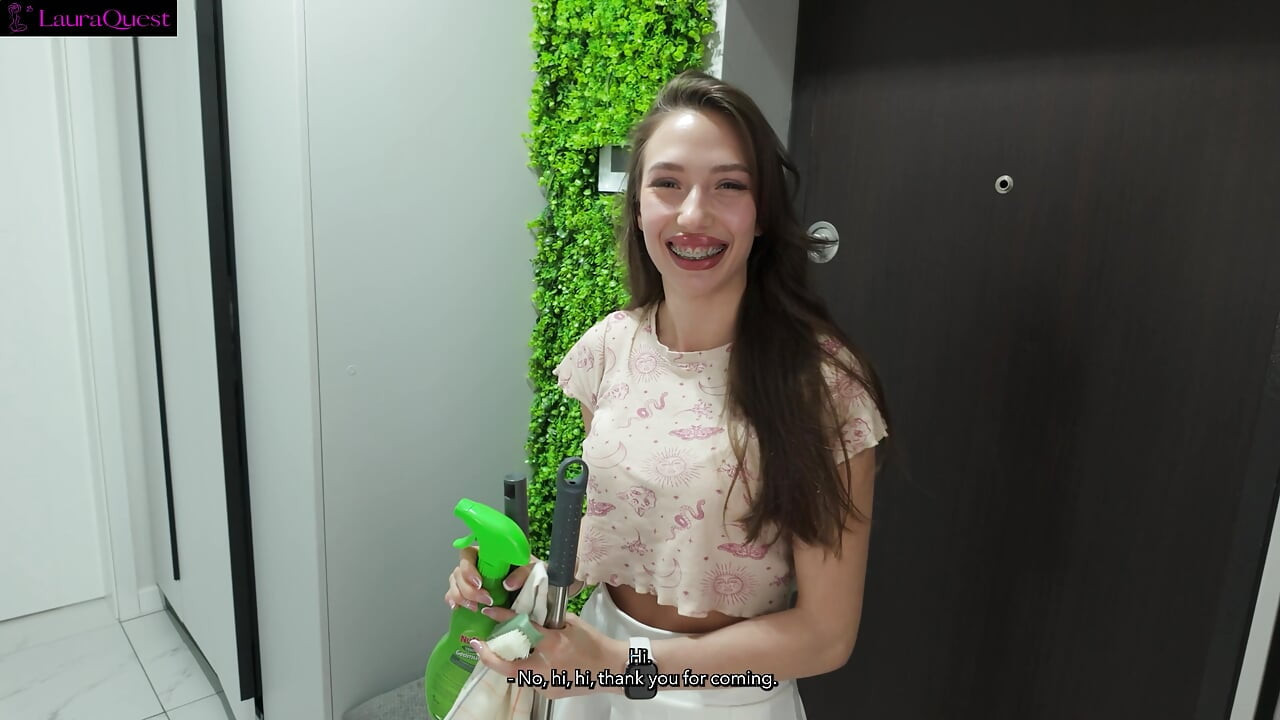 Katulong na si Laura na nagpakantot para sa dagdag na pera habang naglilinis sa apartment ng mayamang kliyente