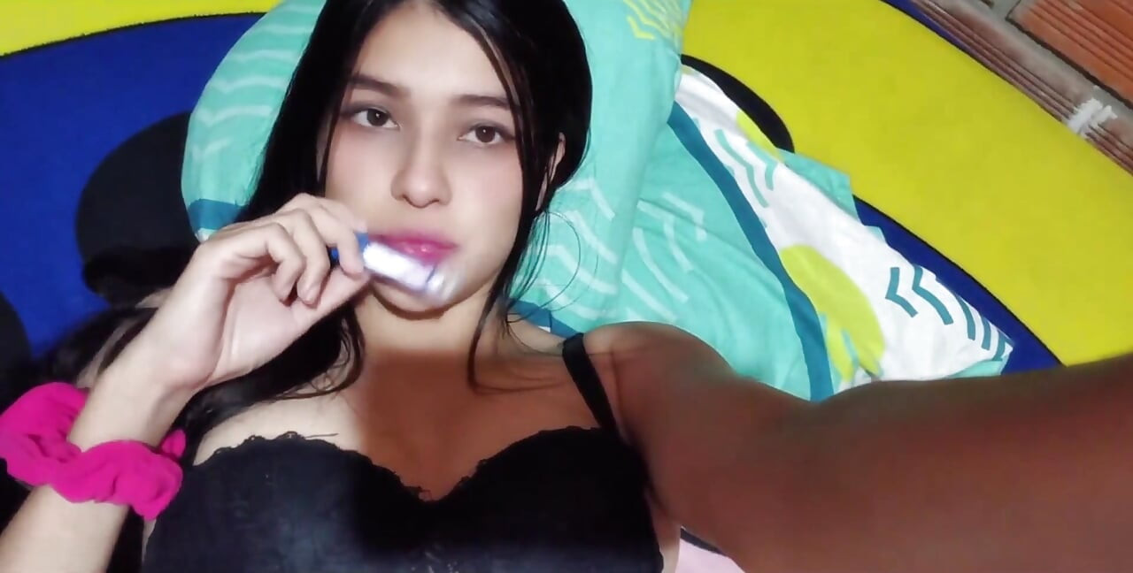 Порноактриса Юлітгомез показує свої речі (справжнє домашнє