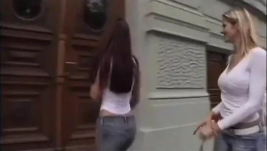 Dua cewek seksi dan dua pejantan yang digantung mengadakan pesta seks