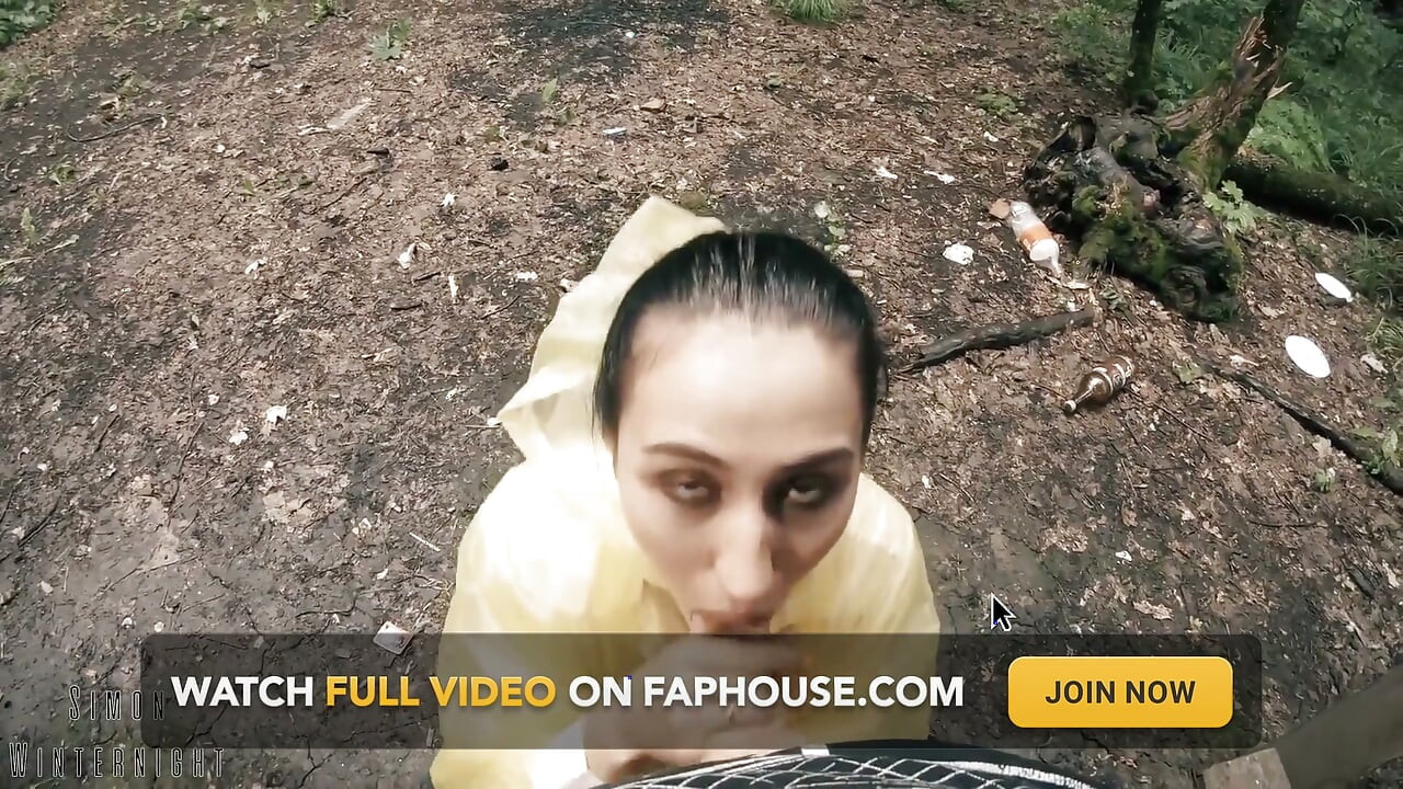 Black Lynn em yellow raincoat chupando pau na floresta - boquete ao ar livre e porra na boca