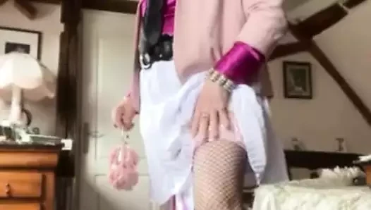 Küçük beyaz bir etekle
