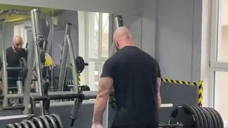 Músculo vikingo en el gimnasio!