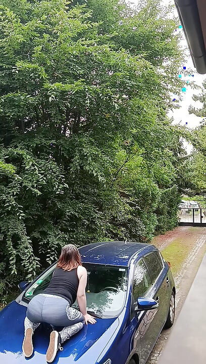 Sexet, bleg røv på motorhjelmen