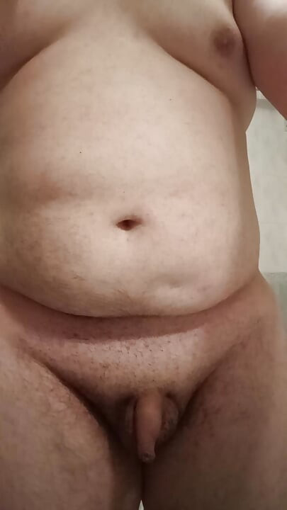 Potpuno gola u kupaonici nakon brijanja