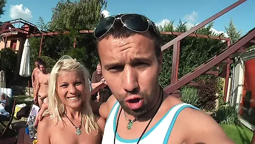 Pesta seks liar bareng cewek hot rambut pirang di pinggir kolam renang