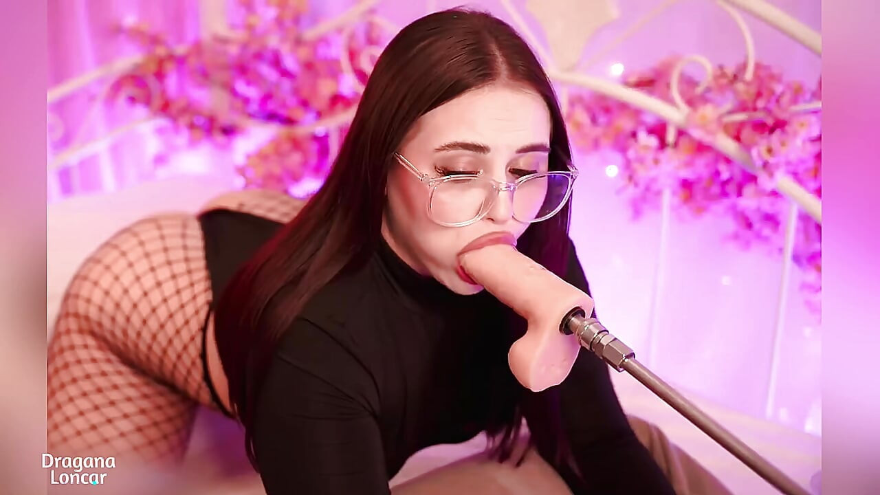 Студентка делает удивительный глубокий грязный минет