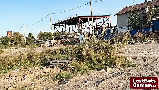 James und sofia sind an einem strip-handlaps-spiel beschäftigt