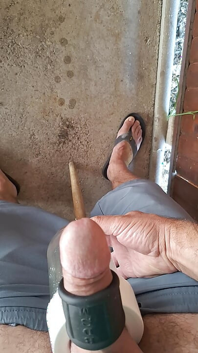 Spuitend sperma tijdens het pompen van ballen