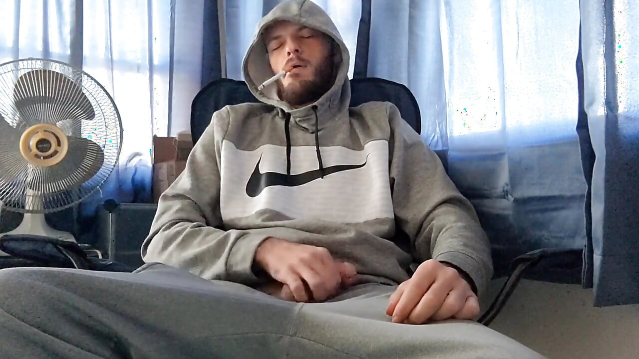 Čineći moj mekani kurac tvrdim. Pušenje i na rubu