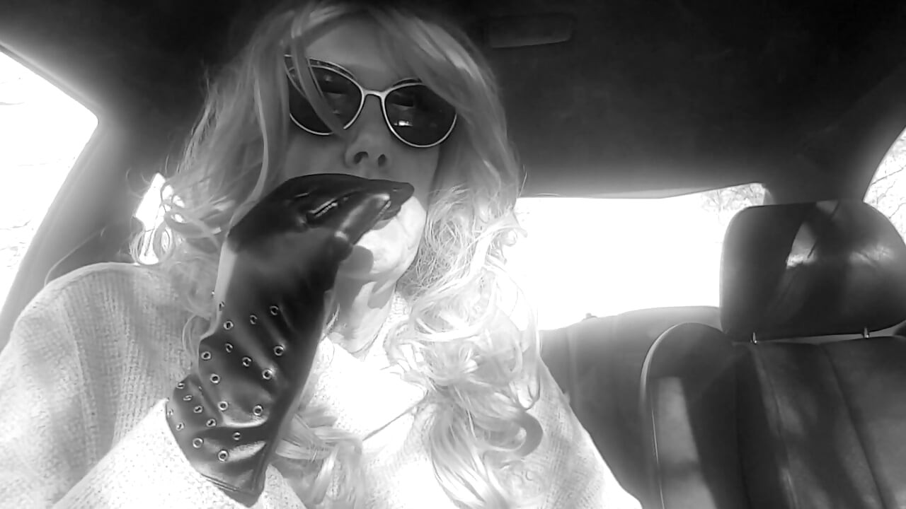 MATURE CD BLONDE SMOKING VS 120s AND APPLYING RED LIPSTICK