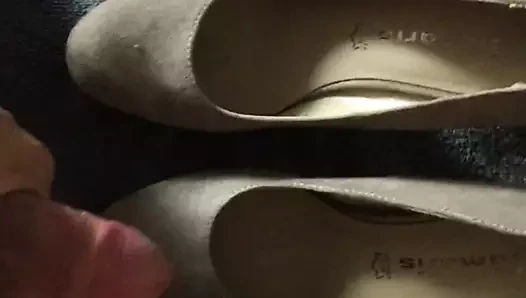 Pump porn video – Cum on Sis Pumps