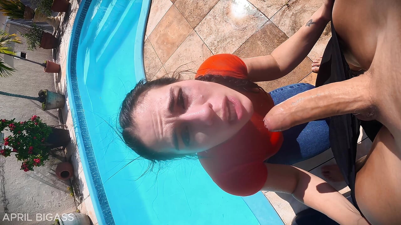 Molhada rabuda morena recebe rosto fodido pela piscina