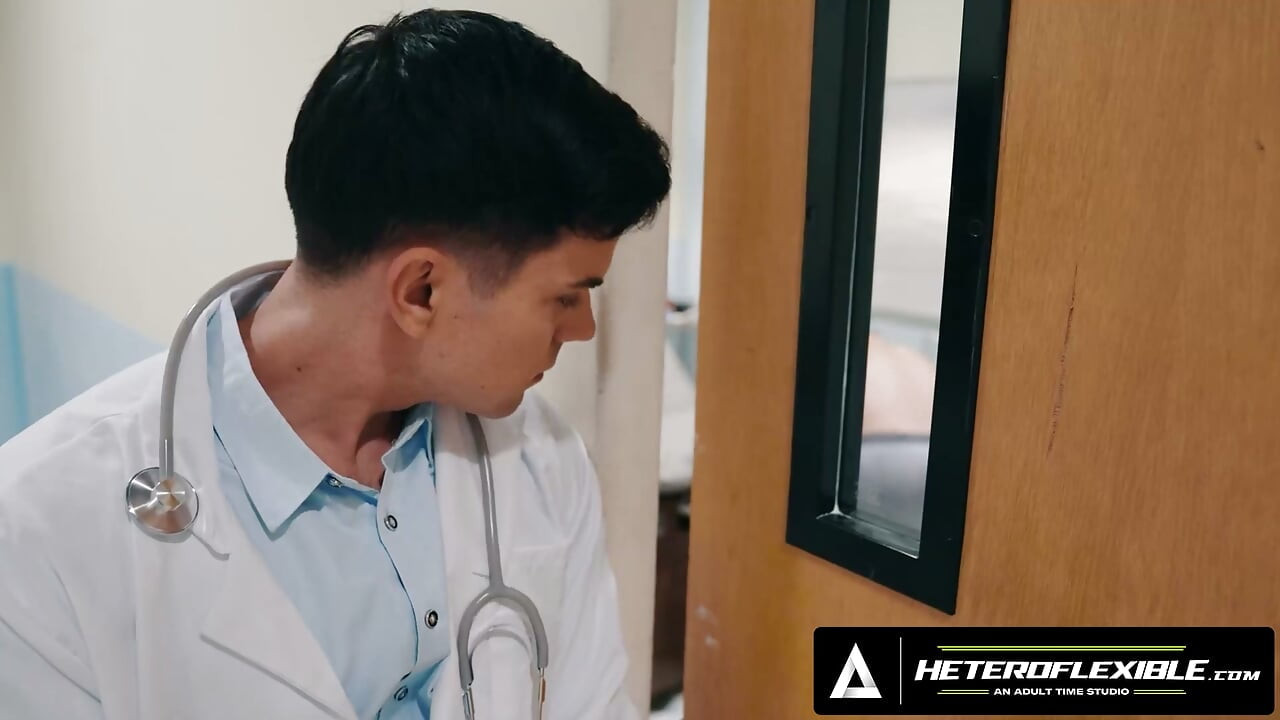 HETEROFLEXIBLE - 변태 의사 Dakota Payne가 Michael Boston의 전체 검진 중에 손을 대는 장면