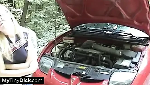 Pria kontol kecil mendapat blowjob luar ruangan dari pirang terangsang