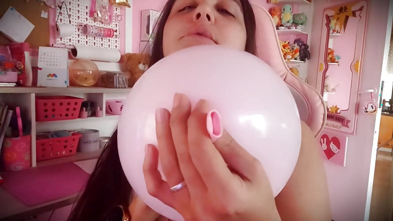 Las mejillas hinchadas maman el globo - Bunny Looner