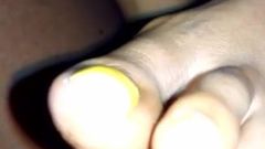 Желтый лак для ногтей 2