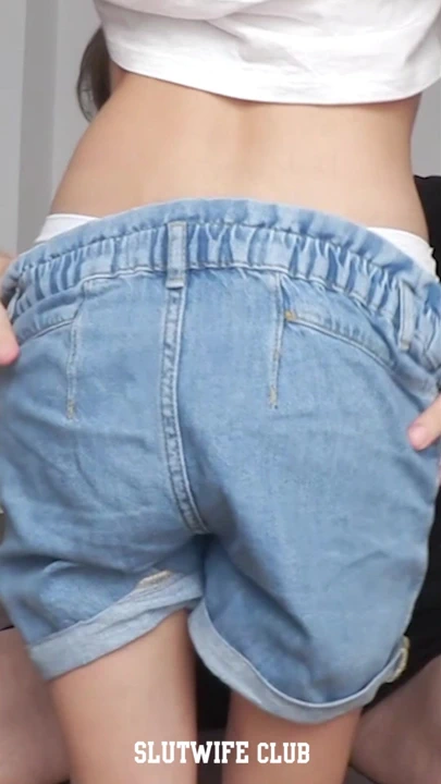 穿着牛仔裤的苗条坎迪站在那里。让他们慢慢下来，露出她的小绳子...