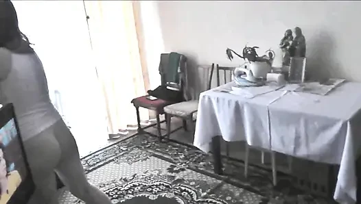 Wanita muda tanpa celana dalam di kamar mandi pagi-pagi, fingering memek besi di kamar tidur sampai orgasme muncrat, di dapur
