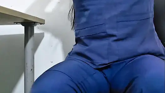 Die Krankenschwester spielt allein bei der Arbeit. Heute keine Patienten!