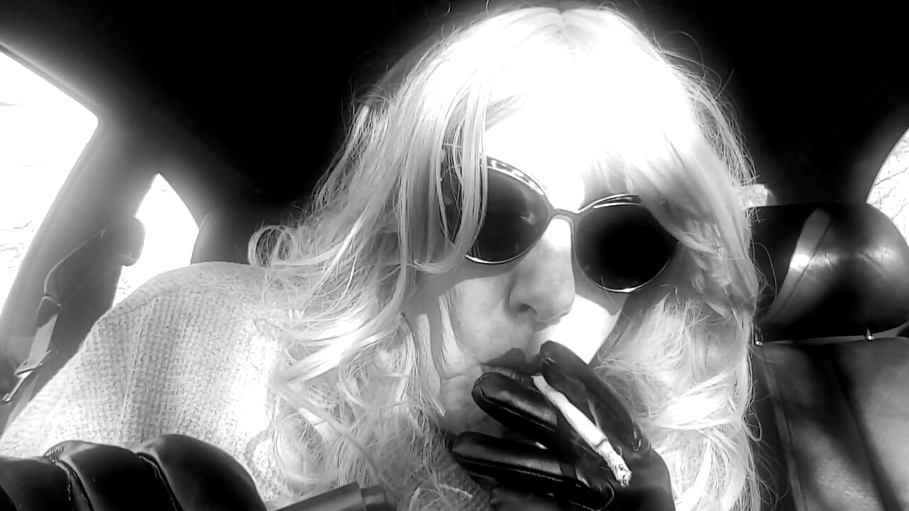 MATURE CD BLONDE SMOKING VS 120s AND APPLYING RED LIPSTICK