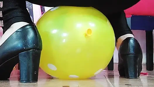 ShyyFxx reibt und knallt mit ihrem arsch auf!