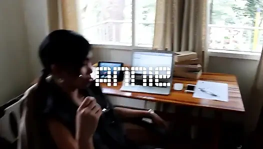 Азиатская секретарша на высоких каблуках соблазняет в офисе