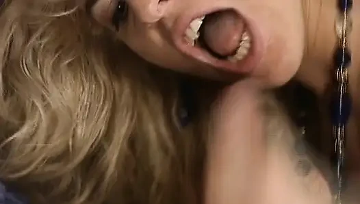 Sarışın Alman güzel ateşli üçlü grup seks yapıyor