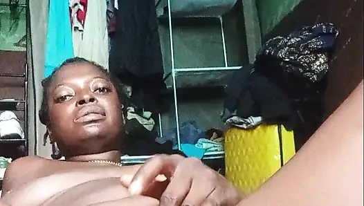 Coole Walzen von ihr, die live masturbieren zeigt